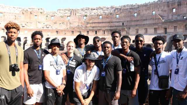 9_Team_Picture_at_the_Colosseum.jpg